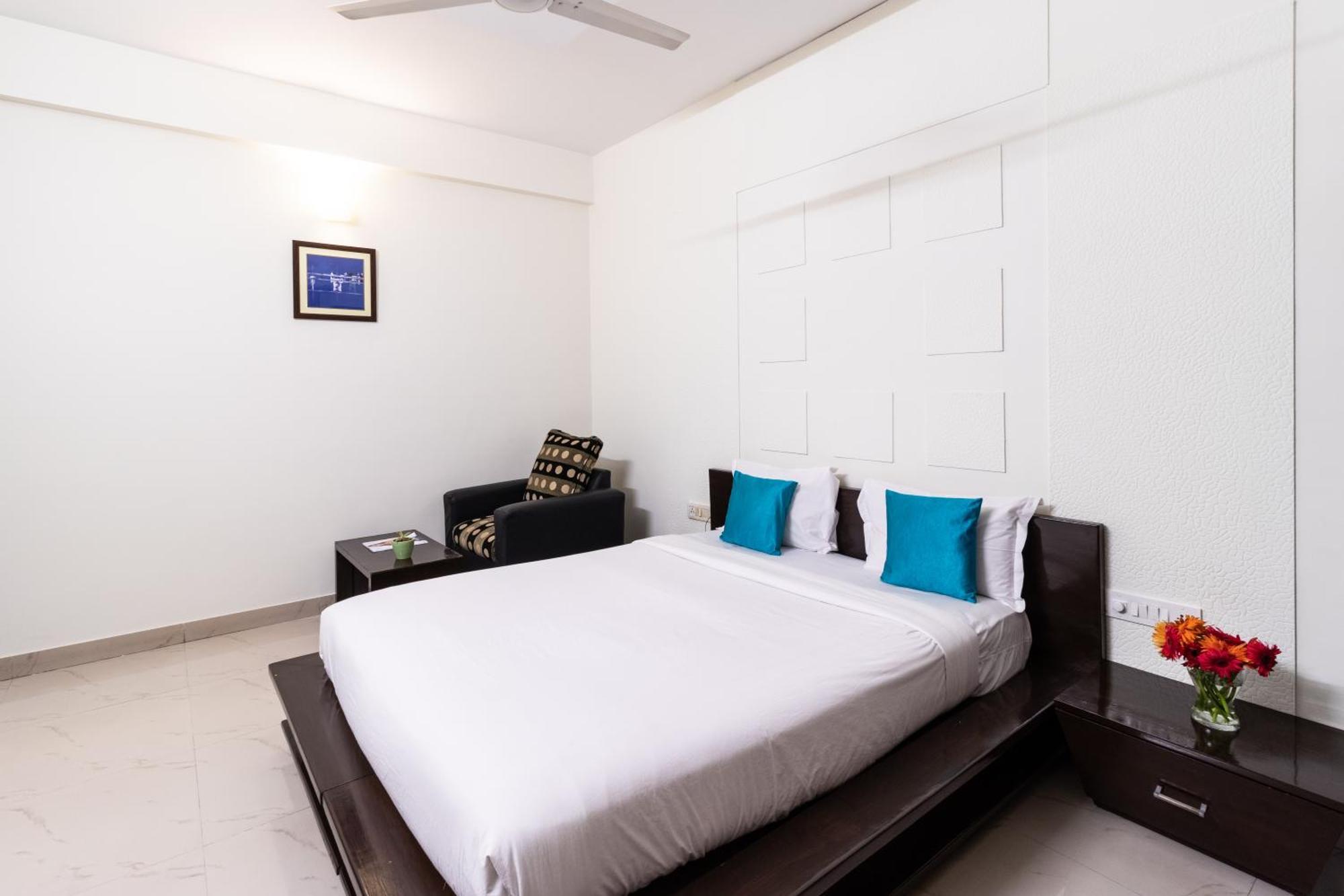 Sanctum Suites Domlur Bangalore Room photo